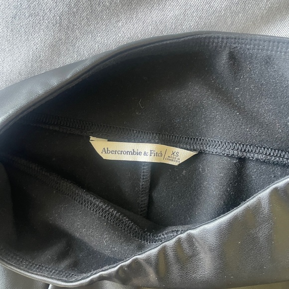LIKE NEW ABERCROMBIE Vegan Leather Front Split-Hem Flare Leggings in Small Black - Picture 4 of 5